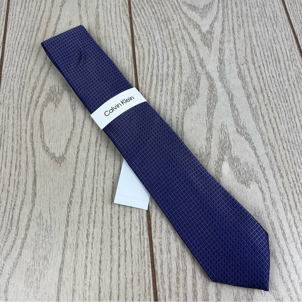 589 - Calvin Klein Tie 526 Purple Medallions CK21100134 Silk Blend MSRP $69.50